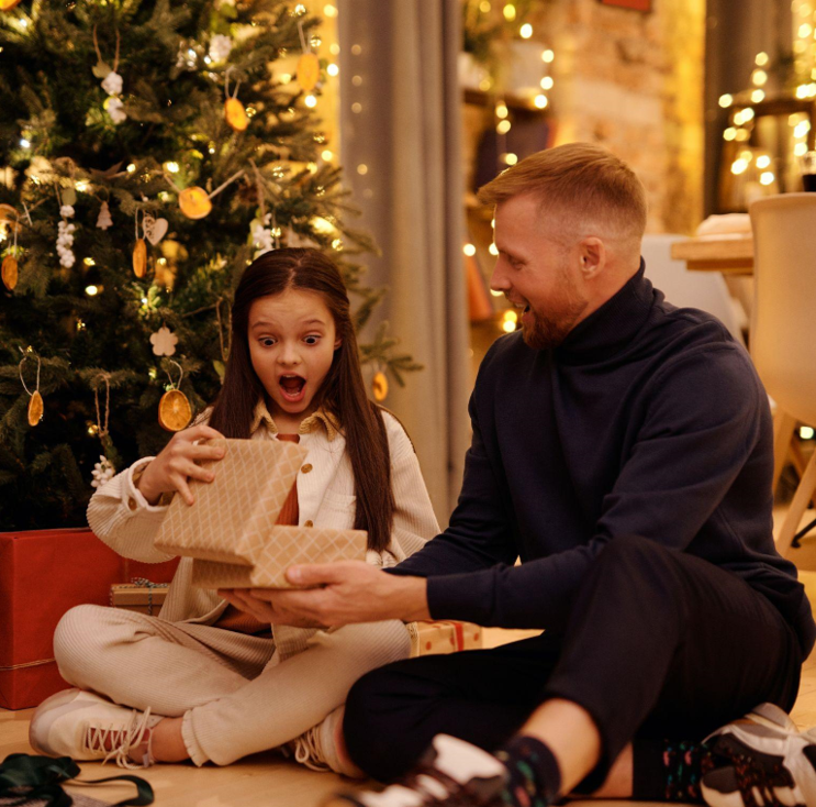 How to Decorating a Full Artificial Christmas Tree Like a Pro